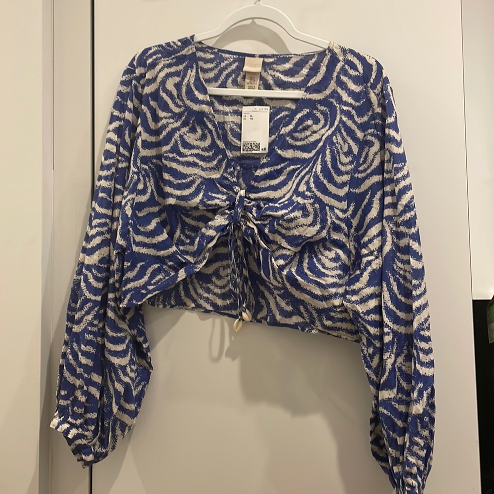 H&M cropped blue and white long sleeve top (Size XL)